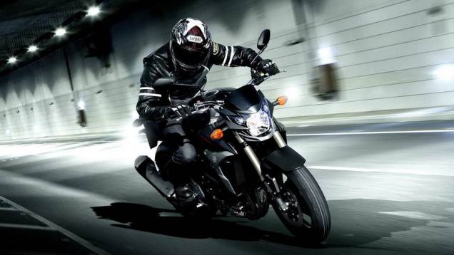 A motocicleta estará disponível nas concessionárias italianas da Suzuki a partir de abril, por 8.050 euros, na versão standard | <a href="%20http://quatrorodas.abril.com.br/moto/noticias/suzuki-gsr-750-black-mat-limited-edition-737271.shtml" rel="migration">Leia mais</a>