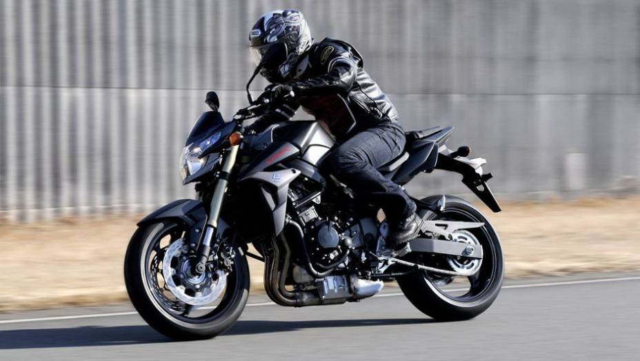 Versão com freios ABS custará 8.650 euros | <a href="https://quatrorodas.abril.com.br/moto/noticias/suzuki-gsr-750-black-mat-limited-edition-737271.shtml" rel="migration">Leia mais</a>