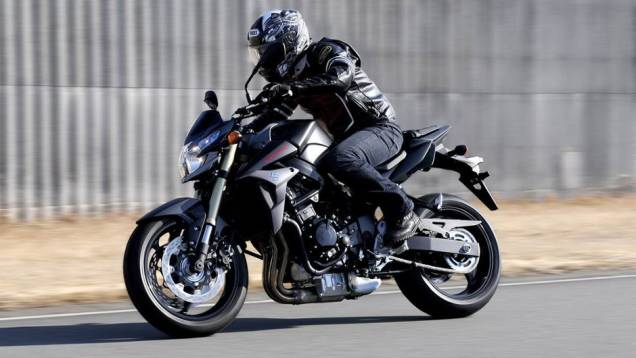 Versão com freios ABS custará 8.650 euros | <a href="https://quatrorodas.abril.com.br/moto/noticias/suzuki-gsr-750-black-mat-limited-edition-737271.shtml" rel="migration">Leia mais</a> Versão com freios ABS custará 8.650 euros | <a href="https://quatrorodas.abril.com.br/moto/noticias/suzuki-gsr-750-black-mat-limited-edition-737271.shtml" rel="migration">Leia mais</a>