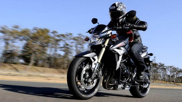 As características técnicas permanecem as mesmas: motor de 749 cc que gera 106 cavalos de potência e um torque de 8,26 kgf.m | <a href="%20https://quatrorodas.abril.com.br/moto/noticias/suzuki-gsr-750-black-mat-limited-edition-737271.shtml" rel="migration">Leia mais</a> As características técnicas permanecem as mesmas: motor de 749 cc que gera 106 cavalos de potência e um torque de 8,26 kgf.m | <a href="%20https://quatrorodas.abril.com.br/moto/noticias/suzuki-gsr-750-black-mat-limited-edition-737271.shtml" rel="migration">Leia mais</a>