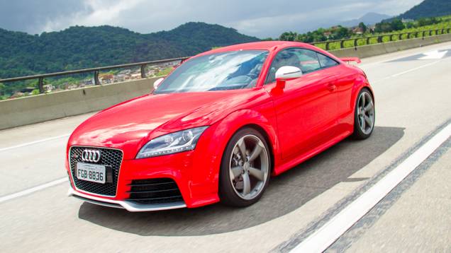 Embora não seja um lançamento, é difícil ver um TT RS pelas ruas... | <a href="https://quatrorodas.abril.com.br/carros/lancamentos/audi-tt-rs-737239.shtml" rel="migration">Leia mais</a> Embora não seja um lançamento, é difícil ver um TT RS pelas ruas... | <a href="https://quatrorodas.abril.com.br/carros/lancamentos/audi-tt-rs-737239.shtml" rel="migration">Leia mais</a>