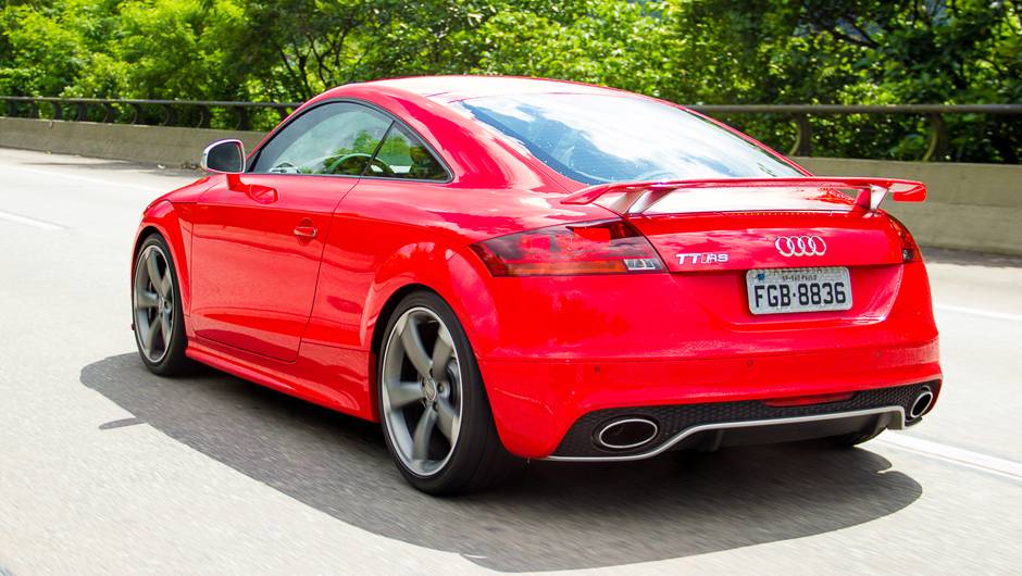 O esportivo &eacute; vendido no Brasil nas vers&otilde;es Coup&eacute; e Roadster | <a href="https://quatrorodas.abril.com.br/carros/lancamentos/audi-tt-rs-737239.shtml" rel="migration">Leia mais</a>