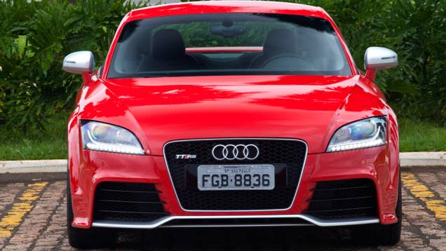 Os para-choques com entradas de ar maiores o diferenciam do TT | <a href="https://quatrorodas.abril.com.br/carros/lancamentos/audi-tt-rs-737239.shtml" rel="migration">Leia mais</a> Os para-choques com entradas de ar maiores o diferenciam do TT | <a href="https://quatrorodas.abril.com.br/carros/lancamentos/audi-tt-rs-737239.shtml" rel="migration">Leia mais</a>