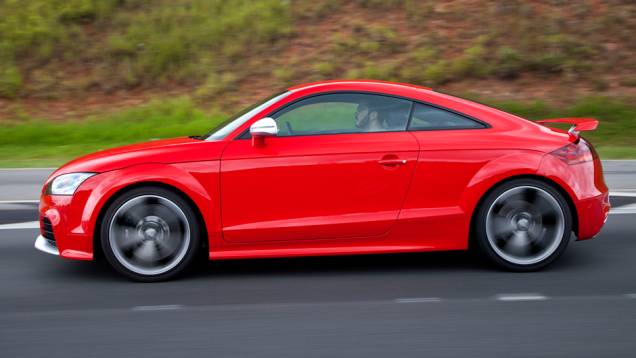 Em 2013, o TT completa 15 anos de vida, e ainda continua atual | <a href="https://quatrorodas.abril.com.br/carros/lancamentos/audi-tt-rs-737239.shtml" rel="migration">Leia mais</a> Em 2013, o TT completa 15 anos de vida, e ainda continua atual | <a href="https://quatrorodas.abril.com.br/carros/lancamentos/audi-tt-rs-737239.shtml" rel="migration">Leia mais</a>