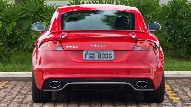 Das duas ponteiras ovaladas saem um ronco encorpado, que fica mais alto ainda no modo Sport | <a href="https://quatrorodas.abril.com.br/carros/lancamentos/audi-tt-rs-737239.shtml" rel="migration">Leia mais</a> Das duas ponteiras ovaladas saem um ronco encorpado, que fica mais alto ainda no modo Sport | <a href="https://quatrorodas.abril.com.br/carros/lancamentos/audi-tt-rs-737239.shtml" rel="migration">Leia mais</a>