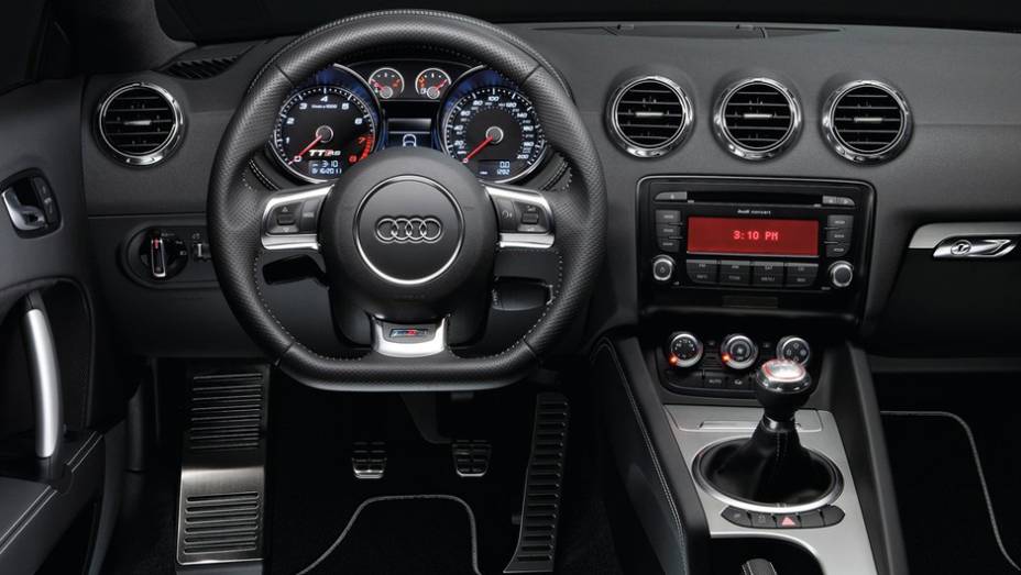 De tão aconchegante, o interior parece ter sido feito sob medida para o motorista, que dirige em posição bastante esportiva | <a href="https://quatrorodas.abril.com.br/carros/lancamentos/audi-tt-rs-737239.shtml" rel="migration">Leia mais</a>