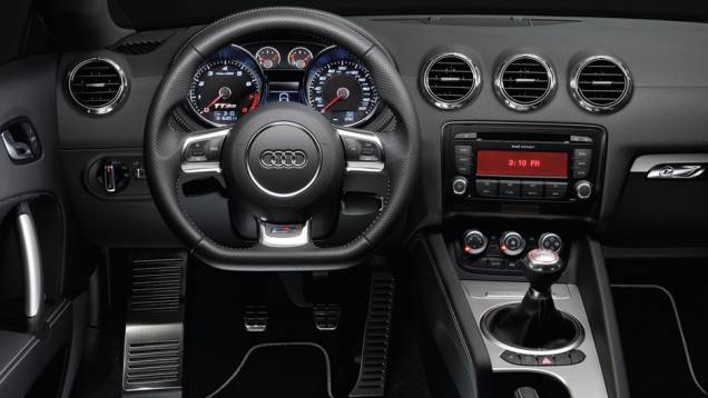 De tão aconchegante, o interior parece ter sido feito sob medida para o motorista, que dirige em posição bastante esportiva | <a href="https://quatrorodas.abril.com.br/carros/lancamentos/audi-tt-rs-737239.shtml" rel="migration">Leia mais</a>