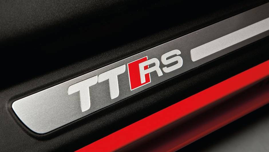 Gostou? Ent&atilde;o saiba que o TT RS custa a partir de R$ 399 mil | <a href="https://quatrorodas.abril.com.br/carros/lancamentos/audi-tt-rs-737239.shtml" rel="migration">Leia mais</a>