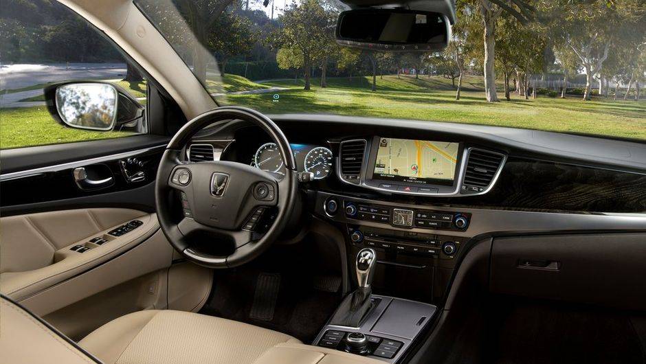 O acabamento interno, de acordo com a marca, ganhou em qualidade. O volante ganhou novo formato, visando melhor a ergonomia | <a href="%20https://quatrorodas.abril.com.br/saloes/new-york/2013/hyundai-equus-737279.shtml" rel="migration">Leia mais</a>