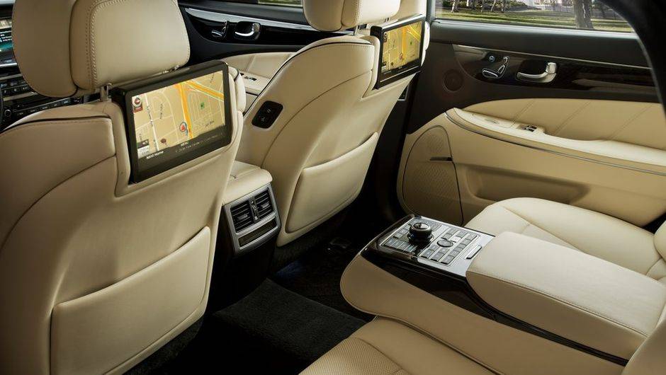 Na traseira, h&aacute; duas telas de 9,2 polegadas de alta defini&ccedil;&atilde;o | <a href="https://quatrorodas.abril.com.br/saloes/new-york/2013/hyundai-equus-737279.shtml" rel="migration">Leia mais</a>