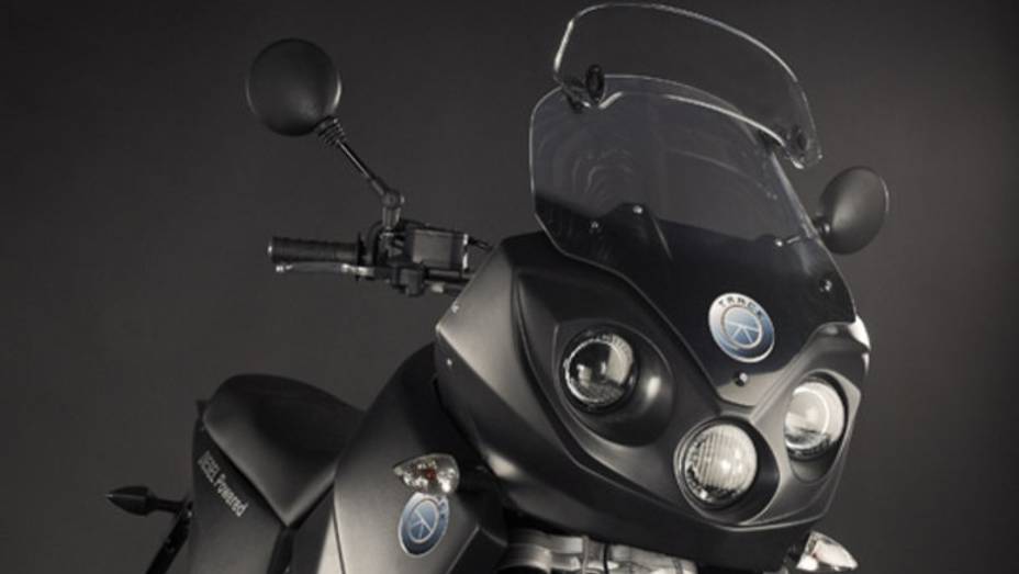 Detalhe da frente da Track Diesel T-800 CDI 2013 | <a href="https://quatrorodas.abril.com.br/moto/noticias/conheca-track-diesel-t-800-cdi-2013-737565.shtml" rel="migration">Leia mais</a>