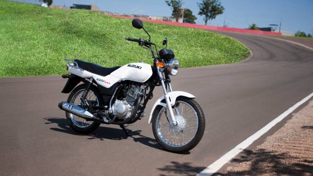 Motocicleta está equipada com um motor monocilíndrico de quatro tempos com 113 cc e refrigerado a ar | <a href="%20https://quatrorodas.abril.com.br/moto/noticias/suzuki-brasil-lanca-gs120-uso-urbano-737558.shtml" rel="migration">Leia mais</a>