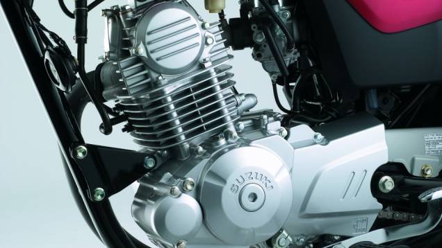 Com uma transmissão de quatro velocidades, a motocicleta carburada gera uma potência máxima de 8,43 hp a 8.000 rpm | <a href="%20http://quatrorodas.abril.com.br/moto/noticias/suzuki-brasil-lanca-gs120-uso-urbano-737558.shtml" rel="migration">Leia mais</a>