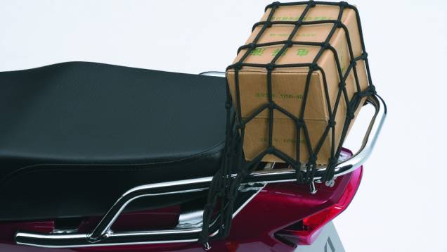 Detalhe da alça do garupa | <a href="https://quatrorodas.abril.com.br/moto/noticias/suzuki-brasil-lanca-gs120-uso-urbano-737558.shtml" rel="migration">Leia mais</a> Detalhe da alça do garupa | <a href="https://quatrorodas.abril.com.br/moto/noticias/suzuki-brasil-lanca-gs120-uso-urbano-737558.shtml" rel="migration">Leia mais</a>