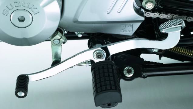 Detalhe da pedaleira de marcha | <a href="https://quatrorodas.abril.com.br/moto/noticias/suzuki-brasil-lanca-gs120-uso-urbano-737558.shtml" rel="migration">Leia mais</a> Detalhe da pedaleira de marcha | <a href="https://quatrorodas.abril.com.br/moto/noticias/suzuki-brasil-lanca-gs120-uso-urbano-737558.shtml" rel="migration">Leia mais</a>