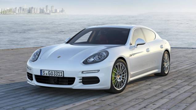 Foram poucas mudanças feitas pela Porsche, suficientes para deixá-lo com visual mais moderno | <a href="%20http://quatrorodas.abril.com.br/saloes/xangai/2013/porsche-panamera-738686.shtml" rel="migration">Leia mais</a>