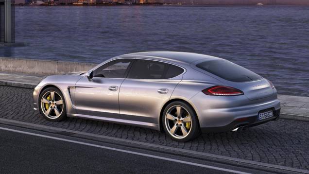 Leves modificações foram feitas na parte traseira... | <a href="https://quatrorodas.abril.com.br/saloes/xangai/2013/porsche-panamera-738686.shtml" rel="migration">Leia mais</a>