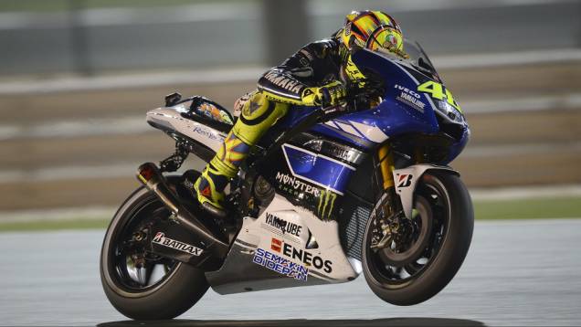 Valentino Rossi mostrando bom desempenho com sua Yamaha | <a href="https://quatrorodas.abril.com.br/moto/noticias/motogp-lorenzo-lidera-treino-livre-catar-737806.shtml" rel="migration">Leia mais</a>