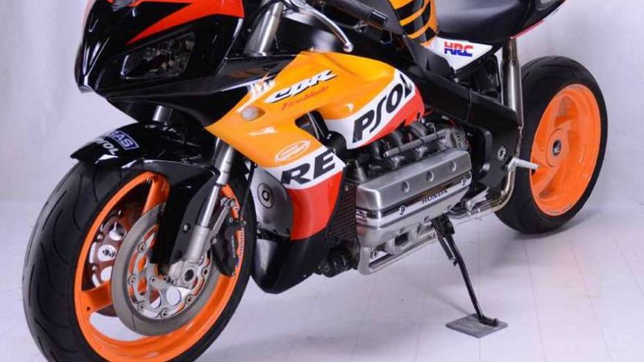 O resultado é esse que pode ser visto acima: a Honda CBR1800RR | <a href="https://quatrorodas.abril.com.br/moto/noticias/dono-concessionaria-cria-honda-cbr1800rr-737927.shtml" rel="migration">Leia mais</a>