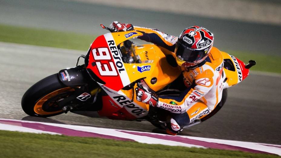 O espanhol Marc Márquez (Repsol Honda Team) foi o mais rápido nos treinos livres de sexta-feira do GP do Catar de MotoGP | <a href="%20https://quatrorodas.abril.com.br/moto/noticias/motogp-marquez-lidera-sexta-feira-737951.shtml" rel="migration">Leia mais</a>