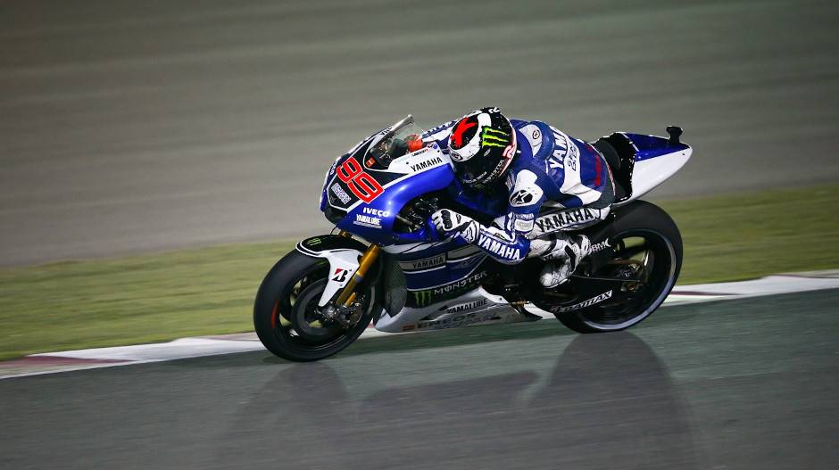 Jorge Lorenzo (Yamaha Factory Racing) garantiu a vit&oacute;ria no GP do Catar | <a href="https://quatrorodas.abril.com.br/moto/noticias/motogp-jorge-lorenzo-vence-corrida-catar-738020.shtml" rel="migration">Leia mais</a>