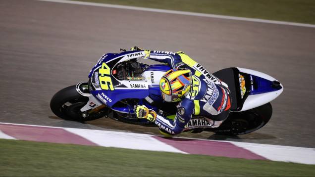 Valentino Rossi (Yamaha Factory Racing) ficou com o segundo lugar no Catar | <a href="https://quatrorodas.abril.com.br/moto/noticias/motogp-jorge-lorenzo-vence-corrida-catar-738020.shtml" rel="migration">Leia mais</a>