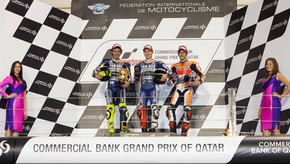 P&oacute;dio foi formado por Jorge Lorenzo, Valentino Rossi e Marc M&aacute;rquez | <a href="https://quatrorodas.abril.com.br/moto/noticias/motogp-jorge-lorenzo-vence-corrida-catar-738020.shtml" rel="migration">Leia mais</a>