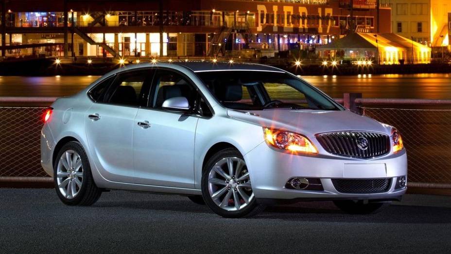 Compactos de luxo - 2013 Buick Verano - Preço inicial nos EUA: US$ 23.080 - Preço inicial no Brasil: não é vendido | <a href="%20https://quatrorodas.abril.com.br/noticias/mercado/gm-domina-premio-best-cars-for-families-2013-738171.shtml" rel="migration">Leia mais</a>