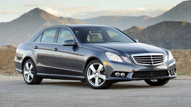 Full-Size de luxo - 2013 Mercedes-Benz E-Class - Preço inicial nos EUA: US$ 51.000 - Preço inicial no Brasil: R$ 238.900 | <a href="%20https://quatrorodas.abril.com.br/noticias/mercado/gm-domina-premio-best-cars-for-families-2013-738171.shtml" rel="migration">Leia mais</a>