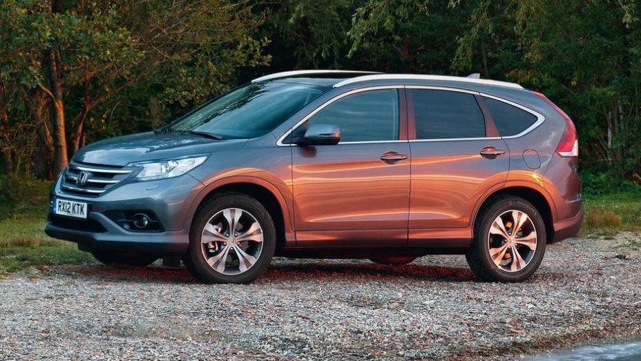 SUVs compactos - 2013 Honda CR-V - Preço inicial nos EUA: US$ 22.795 - Preço inicial no Brasil: R$ 98.900 | <a href="%20https://quatrorodas.abril.com.br/noticias/mercado/gm-domina-premio-best-cars-for-families-2013-738171.shtml" rel="migration">Leia mais</a>