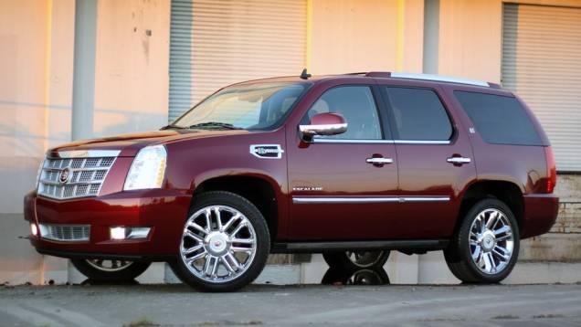 SUVs Full-Size de luxo - 2013 Cadillac Escalade - Preço inicial nos EUA: US$ 63.170 - Preço inicial no Brasil: não é vendido | <a href="%20https://quatrorodas.abril.com.br/noticias/mercado/gm-domina-premio-best-cars-for-families-2013-738171.shtml" rel="migration"></a>