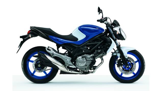 A motocicleta chegará ao Brasil com o preço público sugerido de R$ 26.990,00 | <a href="https://quatrorodas.abril.com.br/moto/noticias/suzuki-anuncia-5-lancamentos-brasil-738290.shtml" rel="migration">Leia mais</a> A motocicleta chegará ao Brasil com o preço público sugerido de R$ 26.990,00 | <a href="https://quatrorodas.abril.com.br/moto/noticias/suzuki-anuncia-5-lancamentos-brasil-738290.shtml" rel="migration">Leia mais</a>
