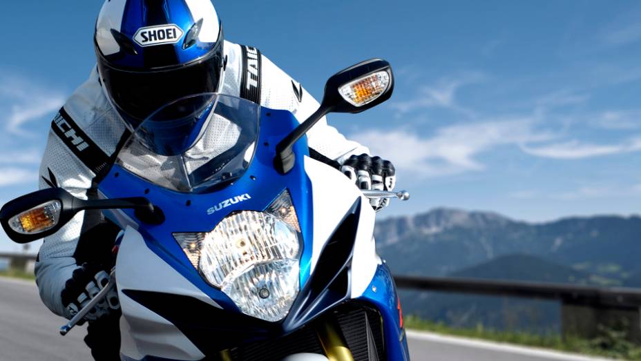 Suzuki anuncia cinco lançamentos para o Brasil, GSX-R750 está entre os modelos | <a href="https://quatrorodas.abril.com.br/moto/noticias/suzuki-anuncia-5-lancamentos-brasil-738290.shtml" rel="migration">Leia mais</a>