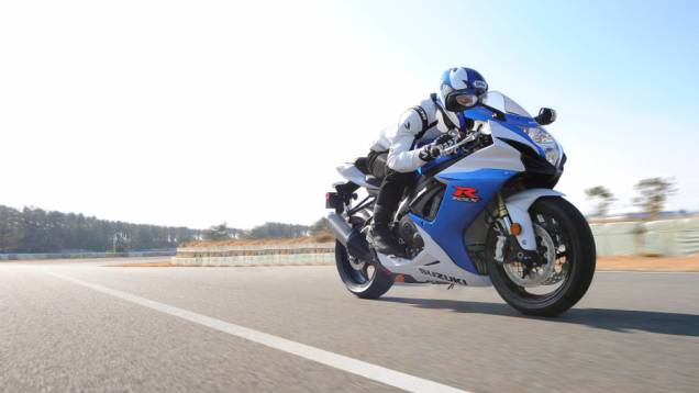 A nova Suzuki GSX-R750 está equipada com um motor tetracilíndrico de 750 cm³ de seis velocidades | <a href="%20https://quatrorodas.abril.com.br/moto/noticias/suzuki-anuncia-5-lancamentos-brasil-738290.shtml" rel="migration">Leia mais</a>