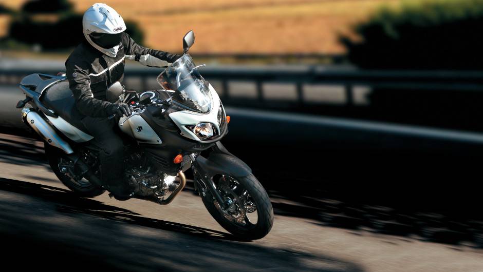 Suzuki anuncia cinco lan&ccedil;amentos para o Brasil, nova V-Strom est&aacute; entre os modelos | <a href="https://quatrorodas.abril.com.br/moto/noticias/suzuki-anuncia-5-lancamentos-brasil-738290.shtml" rel="migration">Leia mais</a>