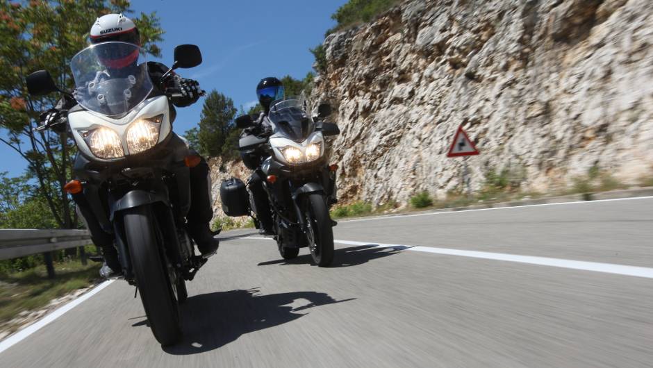 Com pot&ecirc;ncia m&aacute;xima indicada de 67 cavalos, a moto est&aacute; equipada com freios ABS | <a href="https://quatrorodas.abril.com.br/moto/noticias/suzuki-anuncia-5-lancamentos-brasil-738290.shtml" rel="migration">Leia mais</a>