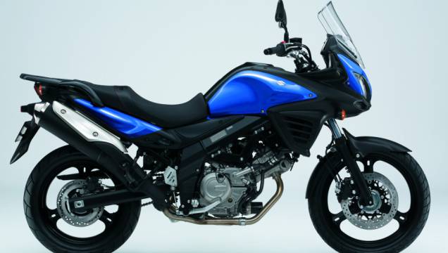 A V-Strom tem capacidade de 20 litros em seu tanque de combustível | <a href="https://quatrorodas.abril.com.br/moto/noticias/suzuki-anuncia-5-lancamentos-brasil-738290.shtml" rel="migration">Leia mais</a>