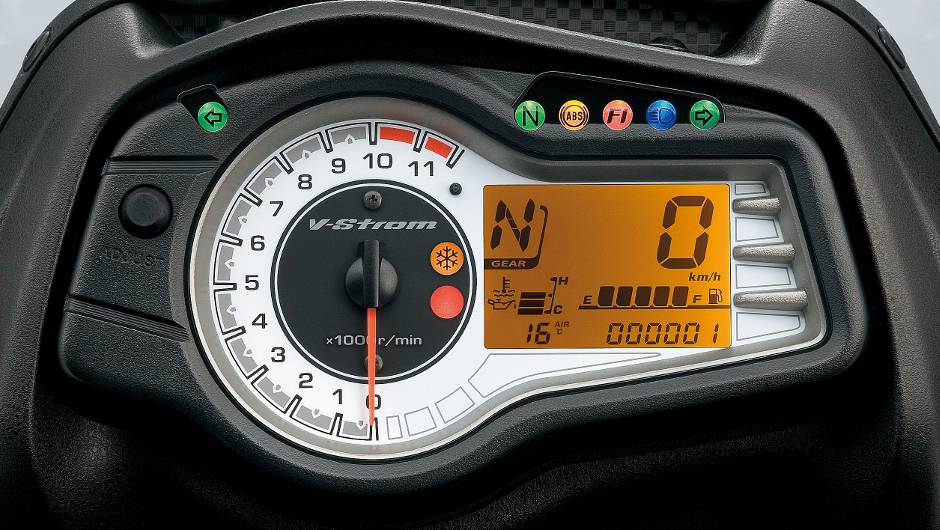 Dispon&iacute;vel a partir de maio, a nova Suzuki DL650 V-Strom pode ser encontrada nas cores azul e branca | <a href="%20https://quatrorodas.abril.com.br/moto/noticias/suzuki-anuncia-5-lancamentos-brasil-738290.shtml" rel="migration">Leia mais</a>