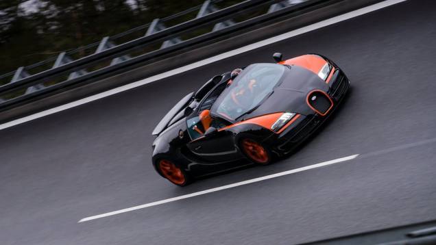 Depois de alcançar a marca, o Veyron Grand Sport Vitesse WRC Edition será apresentado ao público no Salão de Xangai | <a href="%20https://quatrorodas.abril.com.br/saloes/xangai/2013/bugatti-veyron-grand-sport-vitesse-wrc-edition-738696.shtml" rel="migration">Leia mais</a>