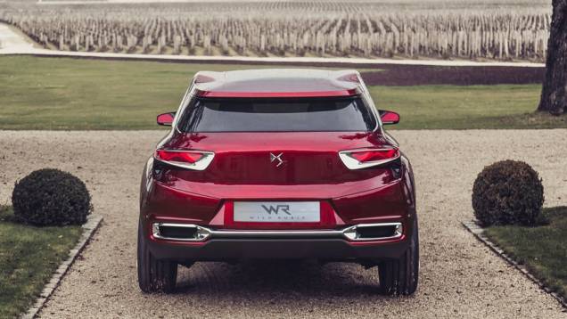 Parte inferior dos para-choques tem ponteiras de escapamento com moldura cromada | <a href="https://quatrorodas.abril.com.br/saloes/xangai/2013/citroen-ds-wild-rubis-738701.shtml" rel="migration">Leia mais</a> Parte inferior dos para-choques tem ponteiras de escapamento com moldura cromada | <a href="https://quatrorodas.abril.com.br/saloes/xangai/2013/citroen-ds-wild-rubis-738701.shtml" rel="migration">Leia mais</a>