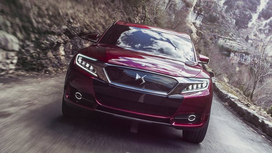 Grade fechada &eacute; chamada pela marca de tridimensional | <a href="https://quatrorodas.abril.com.br/saloes/xangai/2013/citroen-ds-wild-rubis-738701.shtml" rel="migration">Leia mais</a>