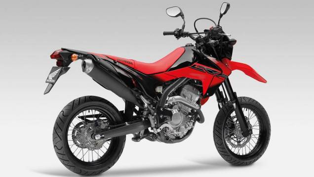 Motocicleta é versão motard da CRF 250L | <a href="https://quatrorodas.abril.com.br/moto/noticias/honda-crf-250m-2013-chega-espanha-junho-738432.shtml" rel="migration">Leia mais</a>