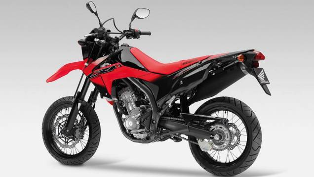 Motocicleta estará disponível na Espanha a partir do mês de junho, ainda sem preço sugerido | <a href="%20https://quatrorodas.abril.com.br/moto/noticias/honda-crf-250m-2013-chega-espanha-junho-738432.shtml" rel="migration">Leia mais</a>