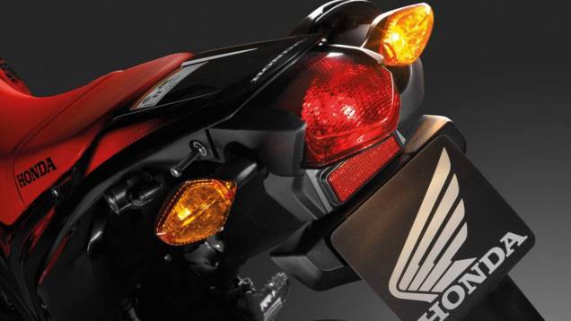 Pesando 145 quilos, em ordem de marcha, a nova Honda CRF 250M apresenta uma autonomia máxima que se aproxima dos 250 quilômetros | <a href="%20https://quatrorodas.abril.com.br/moto/noticias/honda-crf-250m-2013-chega-espanha-junho-738432.shtml" rel="migration">Leia mais</a> Pesando 145 quilos, em ordem de marcha, a nova Honda CRF 250M apresenta uma autonomia máxima que se aproxima dos 250 quilômetros | <a href="%20https://quatrorodas.abril.com.br/moto/noticias/honda-crf-250m-2013-chega-espanha-junho-738432.shtml" rel="migration">Leia mais</a>