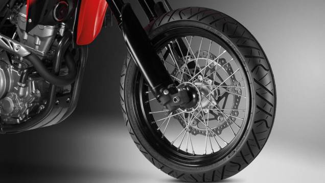 As mudanças em relação à CRF 250L ficam por conta de ajustes nas suspensões e alterações nos pneus | <a href="%20https://quatrorodas.abril.com.br/moto/noticias/honda-crf-250m-2013-chega-espanha-junho-738432.shtml" rel="migration">Leia mais</a> As mudanças em relação à CRF 250L ficam por conta de ajustes nas suspensões e alterações nos pneus | <a href="%20https://quatrorodas.abril.com.br/moto/noticias/honda-crf-250m-2013-chega-espanha-junho-738432.shtml" rel="migration">Leia mais</a>