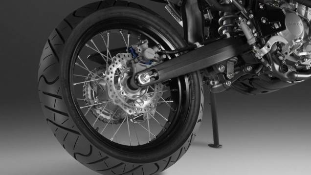 A nova Honda CRF 250M está equipada com rodas de 17 polegadas tanto na dianteira como na traseira e pneus de asfalto | <a href="%20https://quatrorodas.abril.com.br/moto/noticias/honda-crf-250m-2013-chega-espanha-junho-738432.shtml" rel="migration">Leia mais</a> A nova Honda CRF 250M está equipada com rodas de 17 polegadas tanto na dianteira como na traseira e pneus de asfalto | <a href="%20https://quatrorodas.abril.com.br/moto/noticias/honda-crf-250m-2013-chega-espanha-junho-738432.shtml" rel="migration">Leia mais</a>