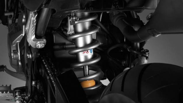 A Honda CRF 250M utiliza a mesma suspensão invertida Pro-Link da CRF 250L | <a href="https://quatrorodas.abril.com.br/moto/noticias/honda-crf-250m-2013-chega-espanha-junho-738432.shtml" rel="migration">Leia mais</a> A Honda CRF 250M utiliza a mesma suspensão invertida Pro-Link da CRF 250L | <a href="https://quatrorodas.abril.com.br/moto/noticias/honda-crf-250m-2013-chega-espanha-junho-738432.shtml" rel="migration">Leia mais</a>
