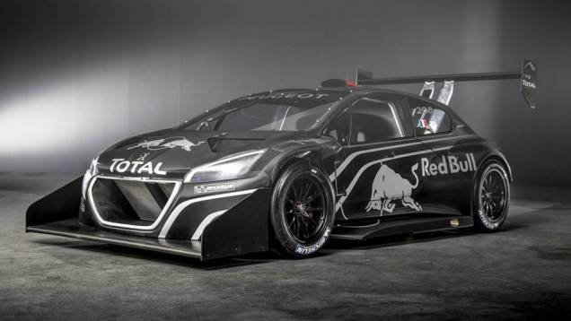 Achou exagerado? Este é o 208 T16, protótipo criado pela Peugeot especialmente para disputar a prova de Pikes Peak | <a href="%20https://quatrorodas.abril.com.br/noticias/fabricantes/peugeot-revela-208-pikes-peak-738727.shtml" rel="migration">Leia mais</a>