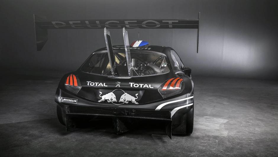 Olha o tamanho deste aerof&oacute;lio... A asa foi emprestada do 908, prot&oacute;tipo que j&aacute; disputou as 24 Horas de Le Mans | <a href="%20https://quatrorodas.abril.com.br/noticias/fabricantes/peugeot-revela-208-pikes-peak-738727.shtml" rel="migration">Leia mais</a>