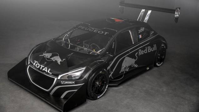 A frente não deixa por menos com o spoiler vistoso | <a href="https://quatrorodas.abril.com.br/noticias/fabricantes/peugeot-revela-208-pikes-peak-738727.shtml" rel="migration">Leia mais</a>